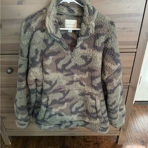American Eagle camo fleece
